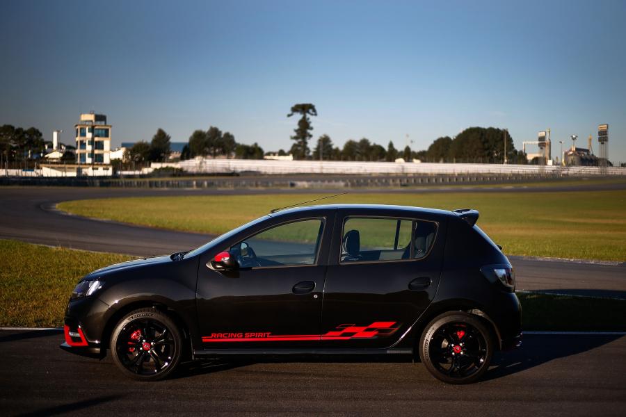  Renault Sandero R.S. 2.0 Racing Spirit 2017 года  (фото 21 из 30)